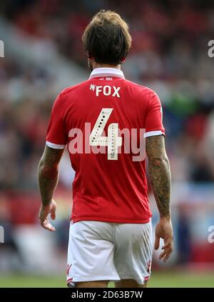 File Foto: Danny Fox a sottoporsi a cure mediche prima di passare a Wigan Athletic. Primo piano del marchio Mind Charity sul retro della camicia Danny Fox di Nottingham Forest ... Nottingham Forest contro Birmingham City - Sky Bet Championship - City Ground ... 25-08-2018 ... Nottingham ... REGNO UNITO ... Il credito fotografico dovrebbe essere: Nigel French/EMPICS Sport. Riferimento unico N. 38211815 ... Foto Stock