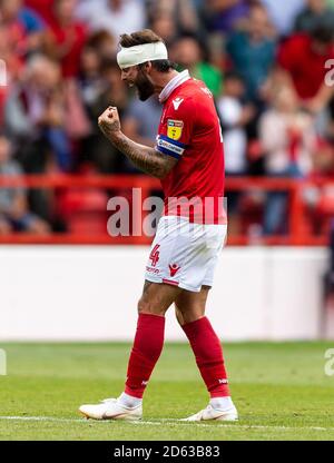 File Foto: Danny Fox a sottoporsi a cure mediche prima di passare a Wigan Athletic. Nottingham Forest's Danny Fox festeggia alla fine della partita ... Nottingham Forest v Reading - Sky Bet Championship - City Ground ... 11-08-2018 ... Nottingham ... REGNO UNITO ... Il credito fotografico dovrebbe essere: Paul Harding/EMPICS sport. Riferimento unico N. 37980630 ... Foto Stock