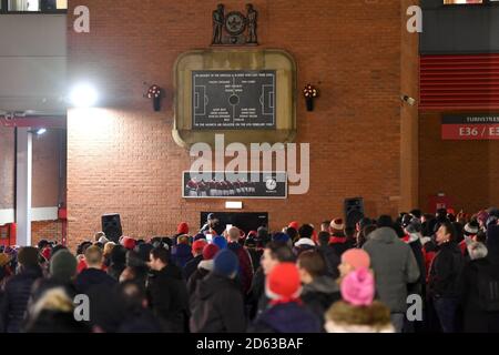 Gli appassionati di calcio ascoltano un servizio memoriale per commemorare il L'aereo di Monaco si schiantava sotto l'orologio di Monaco fuori da Old Trafford Foto Stock