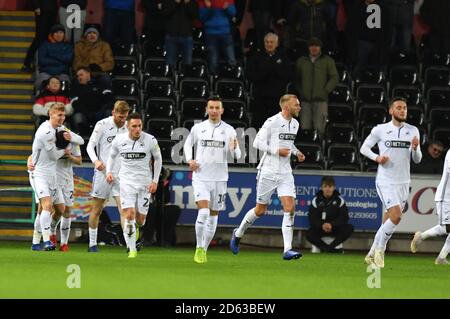 Daniel James di Swansea City (a sinistra) celebra il primo posto della sua parte obiettivo del gioco con i compagni di squadra Foto Stock