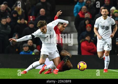 Jeff Hendrick di Burnley (a sinistra) e Marcus Rashford di Manchester United per la sfera Foto Stock