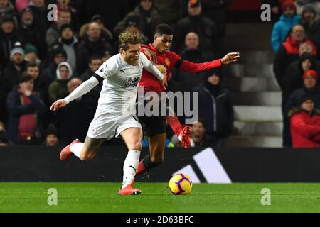 Jeff Hendrick di Burnley (a sinistra) e Marcus Rashford di Manchester United per la sfera Foto Stock