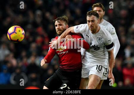 Burnley's Ashley Barnes (a destra) e Manchester United's Luke Shaw (a sinistra) combatti per la palla Foto Stock