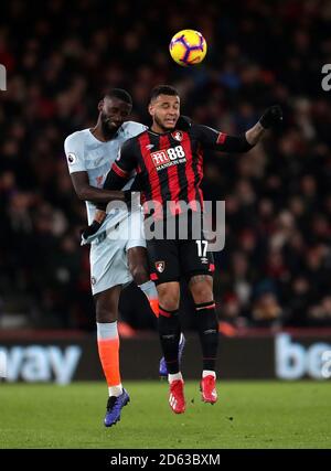 Antonio Rudiger di Chelsea (a sinistra) e Joshua King di AFC Bournemouth (a destra) combatti per la palla Foto Stock