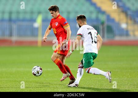 Daniel James (a sinistra) del Galles e Kristiyan Malinov della Bulgaria combattono per la palla durante la UEFA Nations League Group 4, League B match al Natsionalen Stadion Vasil Levski, Sofia. Foto Stock