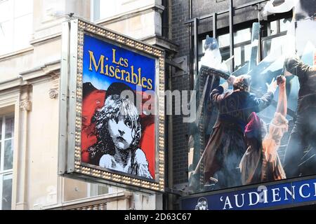 Un cartello per Les Miserables The Musical at the Queen's Theatre, Londra???. Foto Stock