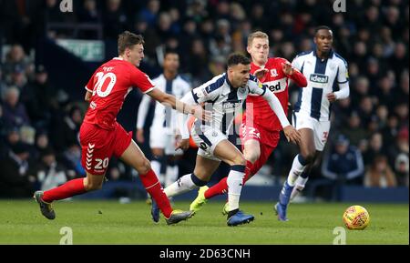 West Bromwich Albion's Hal Robson Kanu e Dael Fry di Middlesbrough (A sinistra) e George Saville (a destra) combattono per la palla Foto Stock