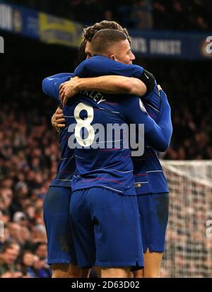 Il Gonzalo Higuain di Chelsea festeggia il punteggio del quarto gol del suo fianco il gioco con i compagni di squadra Foto Stock