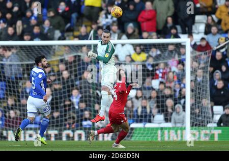 Lee Camp (centro), il custode della città di Birmingham, effettua un'autorizzazione La sua testa contro Nottingham Forest durante la partita a St Andrew's Trillion Trophy Stadium Foto Stock