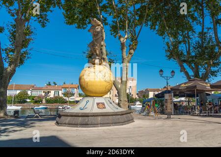 AGDE, FRANCIA - 19 luglio 2020 : statua di Amphitrite au lieu de la Marine, Agde, Herault, Languedoc-Roussillon, Francia Foto Stock