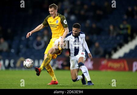 West Bromwich Albion's Hal Robson-Kanu (a destra) e Brighton & Hove La battaglia di Dan Burn di Albion per la palla Foto Stock