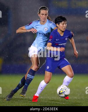 Jill Scott di Manchester City (a sinistra) e la battaglia Ji so-Yun di Chelsea per la sfera Foto Stock