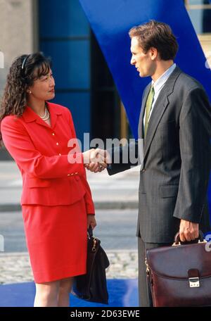 I professionisti degli anni '90 si incontrano in The Street, New York, USA Foto Stock