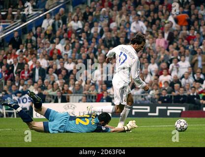 Il portiere di Steaua Bucuresti, Cornel Cernea, concede una sanzione dopo aver portato Lungo il Ruud van Nistelrooy del Real Madrid Foto Stock