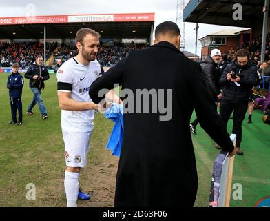 Joe Thompson di Rochdale riceve una maglietta firmata dal capitano di Coventry City Liam Kelly (a sinistra) prima del calcio d'inizio. Foto Stock