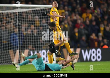 Newcastle United's Matt Ritchie (fondo) appelli per una sanzione dopo Credendo di essere stato imbrogato da Wolverhampton Wanderers' Matt Doherty Foto Stock