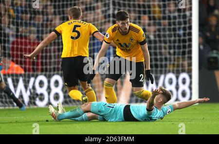 Newcastle United's Matt Ritchie (fondo) appelli per una sanzione dopo Credendo di essere stato imbrogato da Wolverhampton Wanderers' Matt Doherty Foto Stock