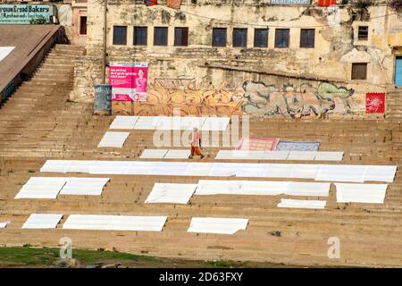 varanasi uttar pradesh india il 3 marzo 2017:UN santo cammina sul Ghat Dhobi a Varanasi. Foto scattata durante il viaggio in barca sul fiume Gange. Foto Stock