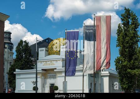 VIENNA, AUSTRIA - 15 LUGLIO 2019: Bandiere all'esterno del Palazzo della Secessione (Secessionsgebäude) - una sala espositiva in stile Art Nouveau Foto Stock