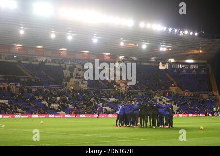 Vista generale dei giocatori di Birmingham durante un huddle prima del gioco Foto Stock