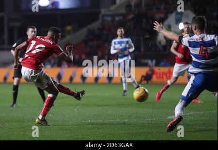 Niclas Eliasson (a sinistra) di Bristol City segna il primo gol del suo fianco del gioco Foto Stock