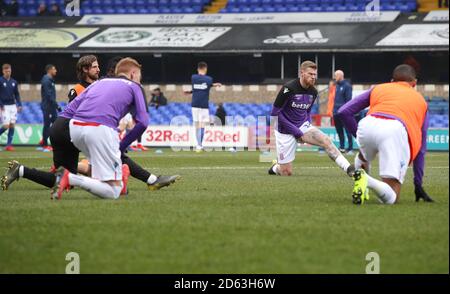 I giocatori di Stoke City si riscaldano sul campo che precede La loro partita Sky Bet Championship contro Ipswich Town a Portman Strada Ipswich Suffolk Foto Stock