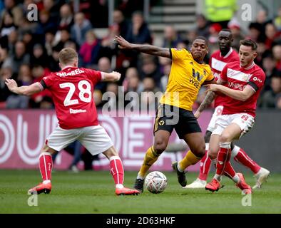 Wolverhampton Wanderers' Ivan Cavaleiro (centro) e Josh Brownhill di Bristol (destra) battaglia per la palla Foto Stock