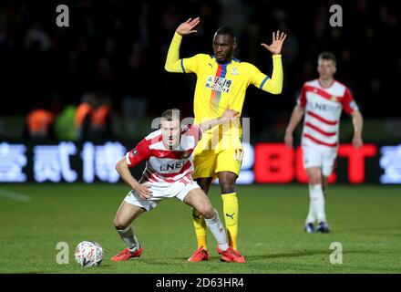 Doncaster Rovers Herbie Kane detiene il Christian Benteke del Crystal Palace Foto Stock