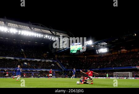 Marcus Rashford di Manchester United è affrontato da Marcos Alonso di Chelsea Foto Stock