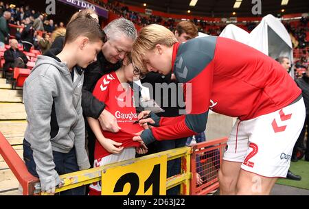 George Lapslie (a destra) di Charlton Athletic firma le autografi prima del gioco Foto Stock