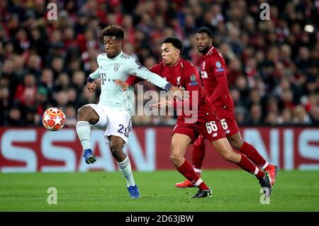 Bayern Munich's Kingsley Coman (a sinistra) e Liverpool's Trent Alexander-Arnold (a destra) combatti per la palla Foto Stock