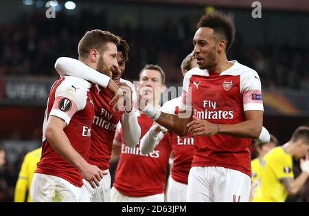 Shkodran Mustafi dell'Arsenal (a sinistra) celebra il secondo obiettivo del suo fianco Il gioco con i compagni Alex Iwobi e Pierre-Emerick Aubageyang (a destra) Foto Stock