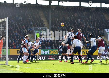 Chris Wood di Burnley segna il primo obiettivo del gioco Foto Stock