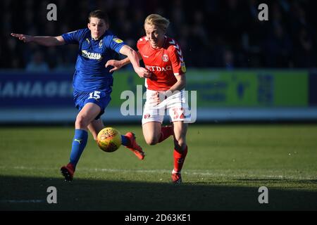 George Lapslie di Charlton Athletic (a destra) e Steven Seddon di AFC Wimbledon combatti per la palla Foto Stock