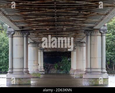 Kew Railway Bridge, ponte vittoriano in ferro battuto che attraversa il Tamigi a Strand on the Green, Kew, West London UK. Foto Stock