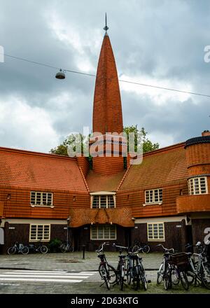 Questo edificio costruito nello stile architettonico 'De Amsterdam School' ospita quattro piccoli appartamenti. Foto Stock