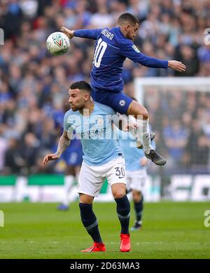 Nicolas Otamendi di Manchester City (a sinistra) e la battaglia di Chelsea Eden Hazard per la sfera Foto Stock