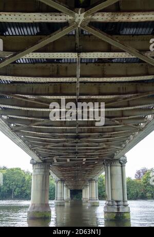 Kew Railway Bridge, ponte vittoriano in ferro battuto che attraversa il Tamigi a Strand on the Green, Kew, West London UK. Foto Stock