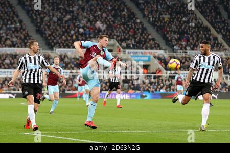 Chris Wood di Burnley (centro) in azione Foto Stock