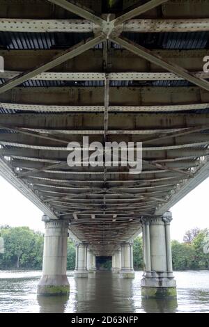 Kew Railway Bridge, ponte vittoriano in ferro battuto che attraversa il Tamigi a Strand on the Green, Kew, West London UK. Foto Stock