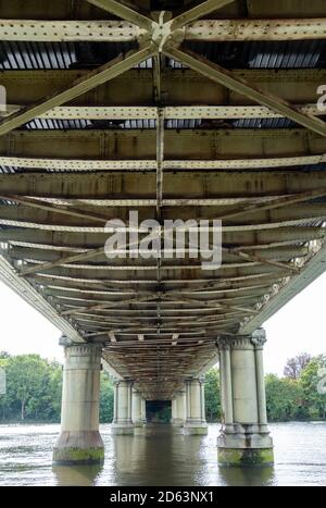 Kew Railway Bridge, ponte vittoriano in ferro battuto che attraversa il Tamigi a Strand on the Green, Kew, West London UK. Foto Stock