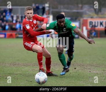 Jordan Clark (a sinistra) di Acccrington Stanley e Brandon Mason di Coventry City combattono per la palla. Foto Stock