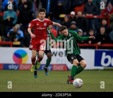 Jordan Clark (a sinistra) di Acccrington Stanley e Brandon Mason di Coventry City combattono per la palla. Foto Stock