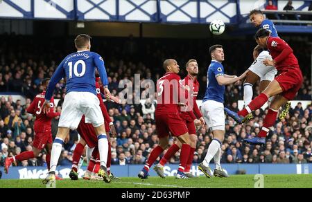 Il Dominic Calvert-Lewin di Everton vince una testata dal furgone Virgil di Liverpool Dijk Foto Stock