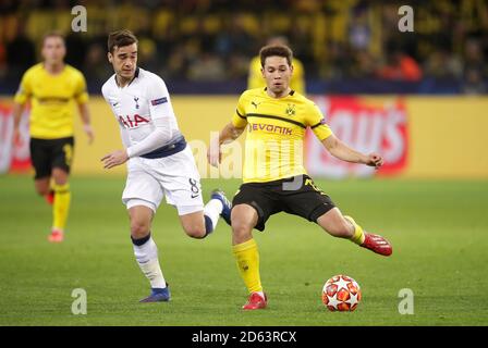 Harry Winks di Tottenham Hotspur (a sinistra) e Raphael Guerreiro di Borussia Dortmund in azione Foto Stock