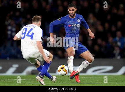 Ruben Loftus-cheek di Chelsea (a destra) in azione con Tomasz di Dynamo Kiev Kedziora Foto Stock