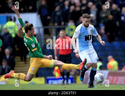 Adam Armstrong di Blackburn Rovers è affrontato da Ryan Ledson di Preston North End. Foto Stock