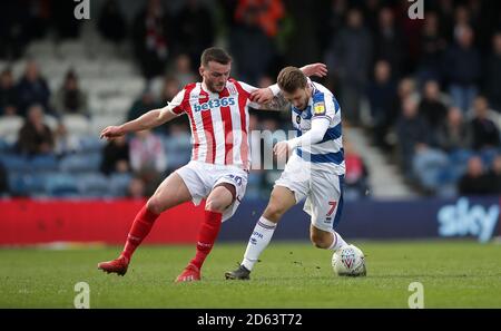 Tom Edwards di Stoke City (a sinistra) e Queens Park Rangers' Luke Freeman Foto Stock