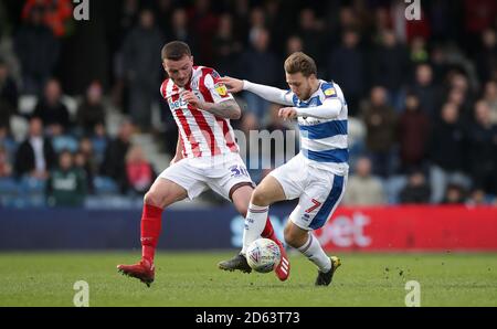 Tom Edwards di Stoke City (a sinistra) e Queens Park Rangers' Luke Freeman Foto Stock