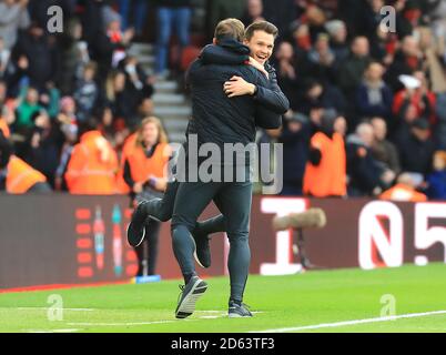 Southampton capo di portiere Dave Watson (a sinistra) e primo team l'assistente manager Danny Rohl festeggia dopo il fischio finale Foto Stock